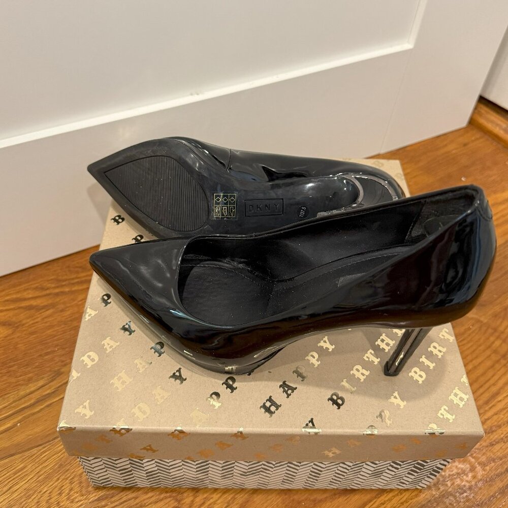 DKNY Women's Patent Leather Pointed Toe Pump heel 3.5" shoe size 7